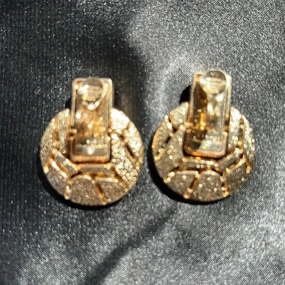 Gold clip earrings - Picture 2 of 3